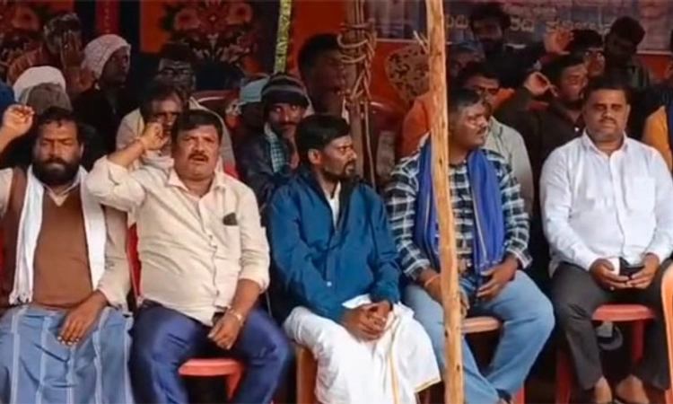 Bharamasagara; ಸ್ಥಳೀಯ ಟಿಪ್ಪರ್ ಗಳನ್ನು ಬಳಸಿಕೊಳ್ಳಲು ಆಗ್ರಹಿಸಿ ಪ್ರತಿಭಟನೆ