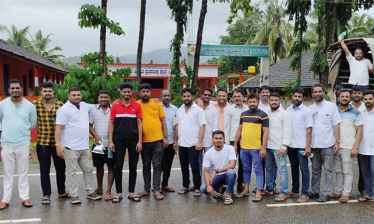 Shiruru hill collapse ಪರಿಣಾಮ: ಲಾರಿ ಚಾಲಕರಿಗೆ ನೆರವಾದ ಟ್ಯಾಕ್ಸಿ ಚಾಲಕರ ತಂಡ