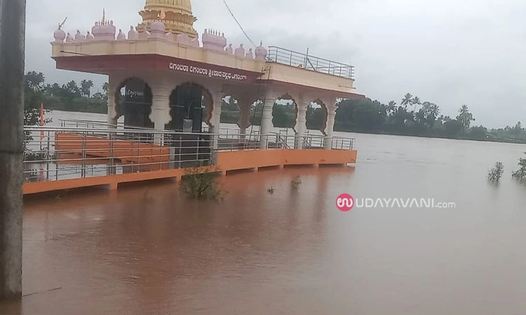 Maharashtra ಜಲಾನಯನ ಪ್ರದೇಶದಲ್ಲಿ ಭಾರಿ ಮಳೆ: ಕೃಷ್ಣಾ ನದಿಗೆ 1.05 ಲಕ್ಷ ಕ್ಯೂಸೆಕ್ ನೀರು