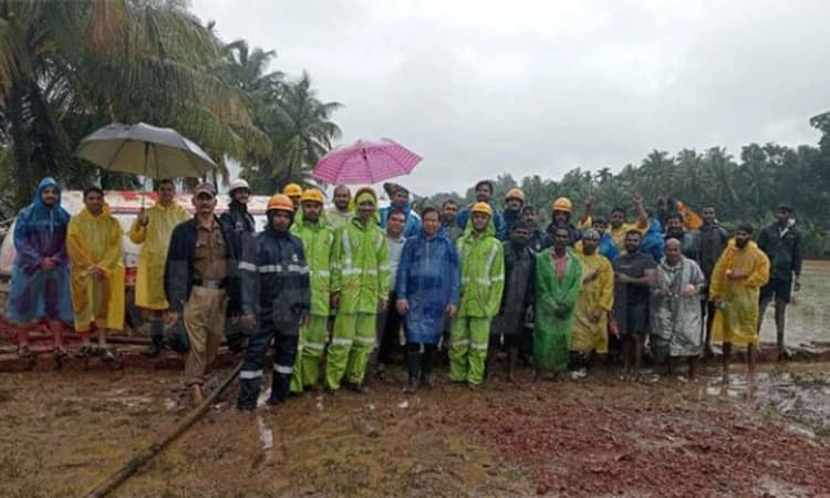 Ankola; ನೀರುಪಾಲಾಗಿದ್ದ ಟ್ಯಾಂಕರ್‌ ಇಂಧನ ಖಾಲಿ ಮಾಡಿದ್ದು ಸುರತ್ಕಲ್‌ನ ಯುವಕರು!