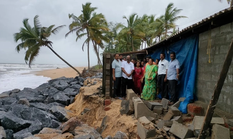 Dakshina Kannada, Udupi ಮಳೆ ಇಳಿಮುಖ: ಕಡಲಬ್ಬರ ತೀವ್ರ , ಮೀನುಗಾರಿಕೆ ಶೆಡ್‌ ,ಮನೆ ಕುಸಿತ
