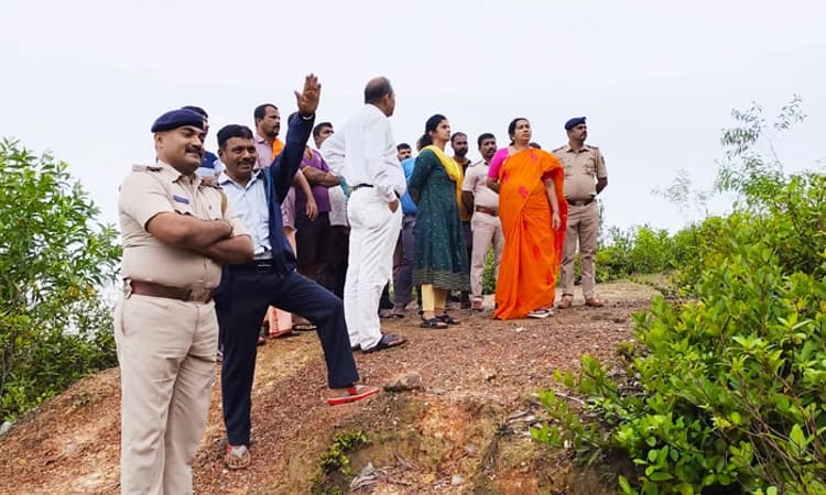 ಸೋಮೇಶ್ವರ ಗುಡ್ಡ ಕುಸಿತ ಸ್ಥಳಕ್ಕೆ ಡಿಸಿ ಭೇಟಿ ;ಅಧಿಕಾರಿಗಳ ವಿರುದ್ಧ ಗರಂ