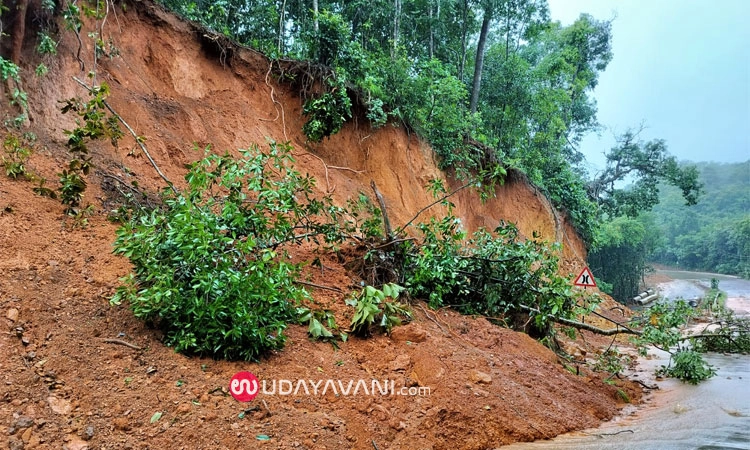 Landslides: ಹಲವೆಡೆ ಭೂ ಕುಸಿತ: ರಸ್ತೆ ಸಂಚಾರ ಸ್ಥಗಿತ
