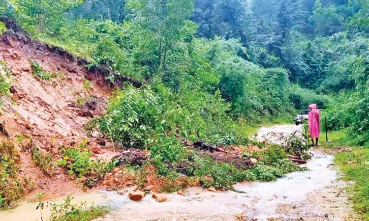 Belthangady: ಉಕ್ಕಿ ಹರಿದ ನದಿಗಳು: ದಿಡುಪೆ ಮಲ್ಲ ಸಮೀಪ ಕುಸಿದ ಗುಡ್ಡ