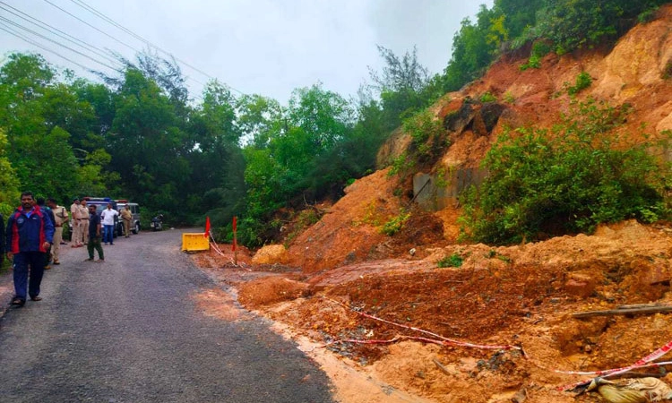 Byndoor ಮುಂದುವರಿದ ಸೊಮೇಶ್ವರ ಗುಡ್ಡ ಕುಸಿತ; ದೊಂಬೆ ರಸ್ತೆ ತಾತ್ಕಾಲಿಕ ಬಂದ್‌