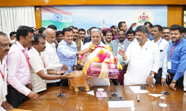 Government Employees; ಸರಕಾರದ ನಿಲುವುಗಳಿಗೆ ತಕ್ಕಂತೆ ಕೆಲಸ ಮಾಡಿ: ಸಿದ್ದರಾಮಯ್ಯ