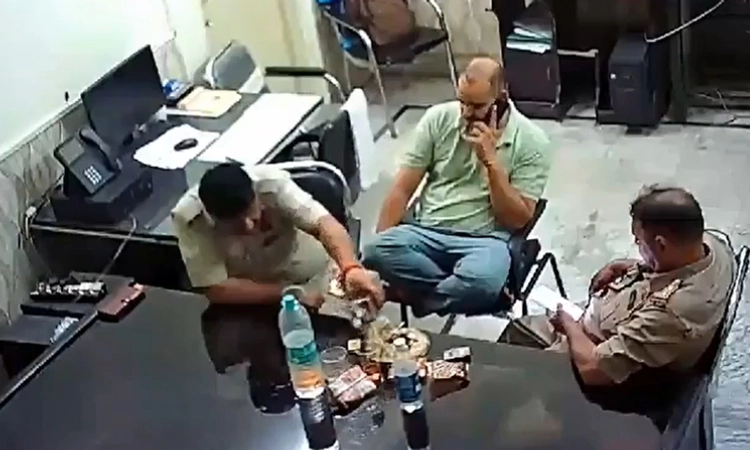Video: ಹೀಗಾದ್ರೆ ಹೇಗೆ… ಕರ್ತವ್ಯದಲ್ಲಿದ್ದ ಪೊಲೀಸರಿಂದ ಠಾಣೆಯಲ್ಲೇ ಎಣ್ಣೆ ಪಾರ್ಟಿ…