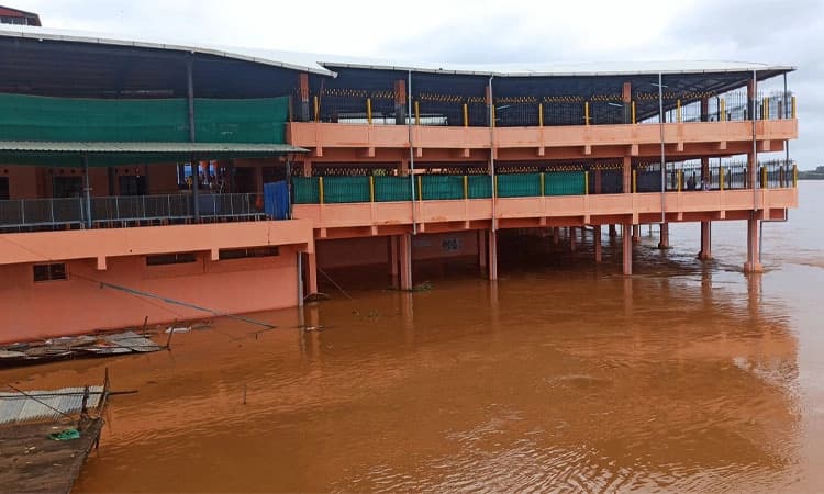 Malebennur: ಅಪಾಯ ಮಟ್ಟ ಮೀರಿ ಹರಿಯುತ್ತಿರುವ ತುಂಗಾಭದ್ರಾ ನದಿ