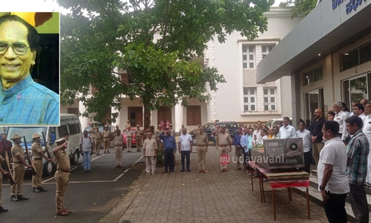 Mangaluru: ಅಗಲಿದ ರಂಗಕರ್ಮಿ ಸದಾನಂದ‌ ಸುವರ್ಣ ಅವರಿಗೆ ಸರಕಾರಿ ಗೌರವಗಳೊಂದಿಗೆ ಅಂತಿಮ ವಿದಾಯ
