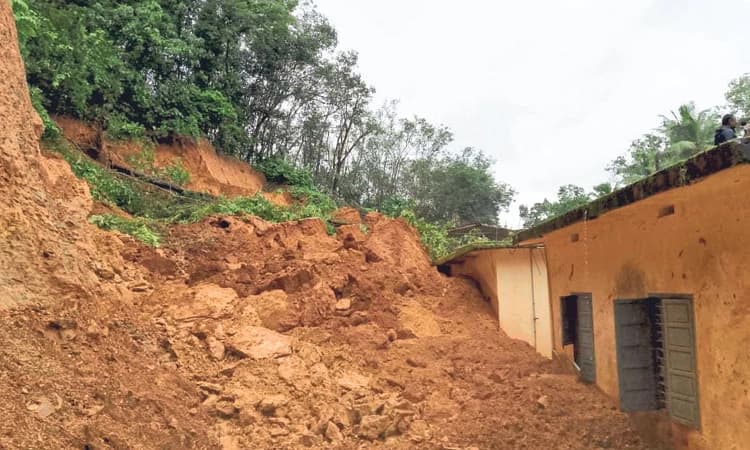 Koyanadu: ಶಾಲೆಯ ಮೇಲೆ ಬರೆ ಜರಿದು ಹಾನಿ: 3 ತಿಂಗಳು ಶಾಲೆ ಮುಚ್ಚಲು ನಿರ್ಧಾರ