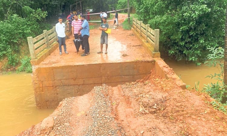 Heavy Rain ಭರಣಿಕೊಳ್ಳಿ ಸೇತುವೆಯ ಸಂಪರ್ಕ ಕಡಿತ