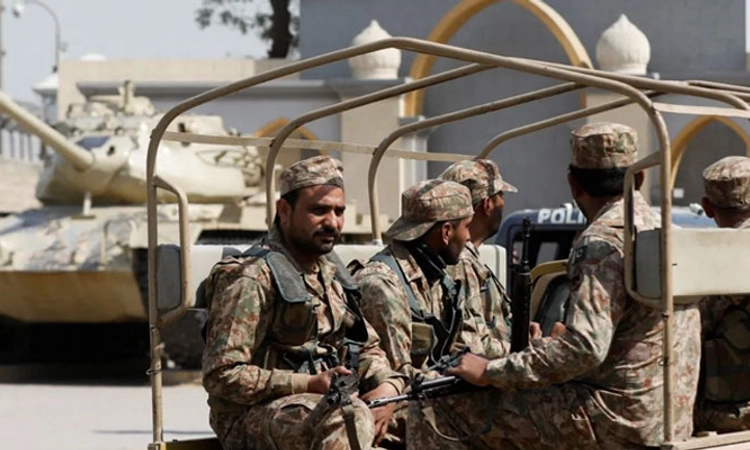 Pakistan ಸೇನಾನೆಲೆಗೆ ದಾಳಿ: 8 ಸೈನಿಕರು, 10 ಉಗ್ರರ ಸಾವು
