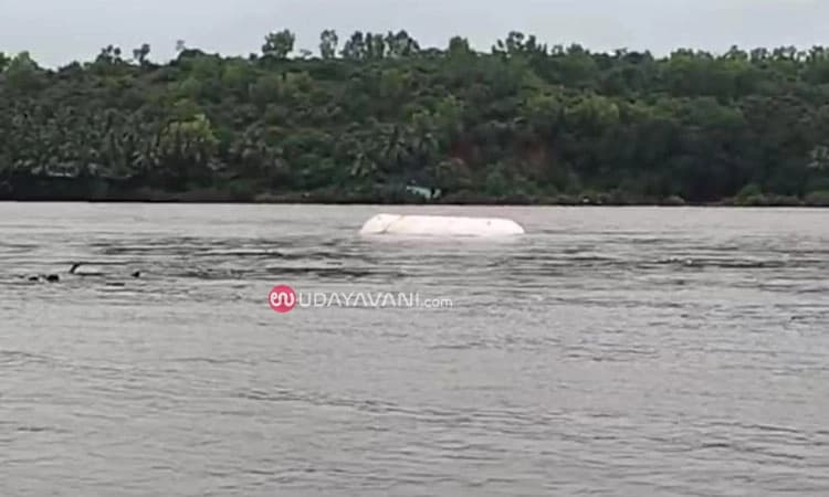 Ankola: ನದಿಯಲ್ಲಿ ತೇಲಿ ಹೋದ ಗ್ಯಾಸ್ ಟ್ಯಾಂಕರ್; ಸೋರಿಕೆ ಸಾಧ್ಯತೆ: ಸ್ಥಳೀಯರಲ್ಲಿ ಆತಂಕ