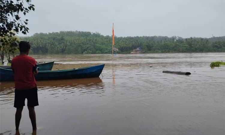 Red alert ;ದ.ಕ,ಉಡುಪಿ ಮತ್ತು ಕೊಡಗು ಜಿಲ್ಲೆಯಲ್ಲಿ ಜು.16 ರಂದು ಪಿಯುಸಿವರೆಗೆ ರಜೆ