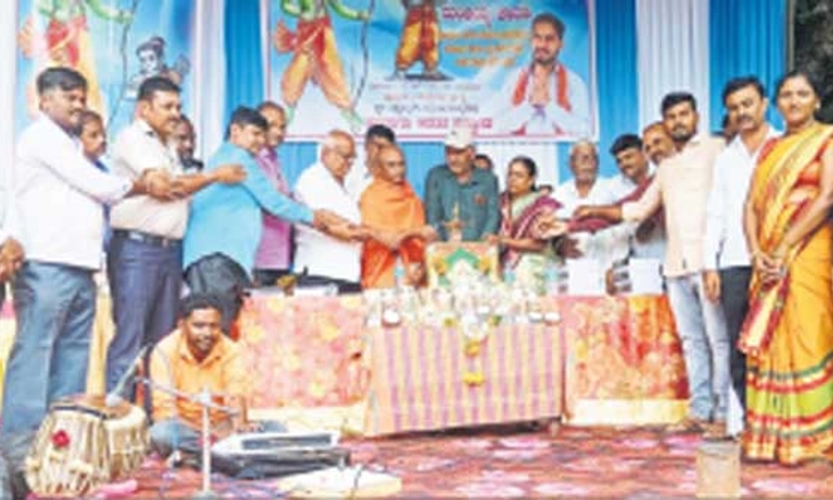 ರಾಣಿಬೆನ್ನೂರ: ದಾನ ಮಾಡುವ ಗುಣ ಶ್ರೇಷ್ಠ: ಸದಾನಂದ ಶ್ರೀ