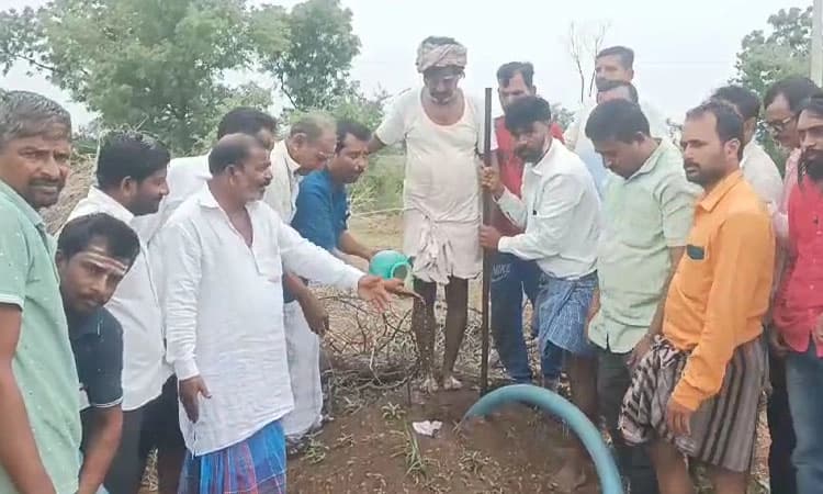 Vijayapura: ಸಮಾಧಿಗೆ ನೀರು ತುಂಬಿಸಿ ಮಳೆಗಾಗಿ ವಿಶೇಷ ಪ್ರಾರ್ಥನೆ !