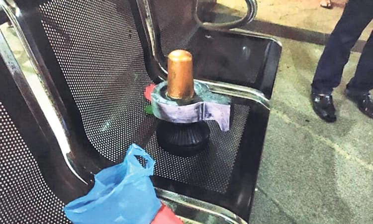 Puttur: ಬಸ್‌ ನಿಲ್ದಾಣದಲ್ಲಿ ಶಿವಲಿಂಗ ಮಾದರಿ ಪತ್ತೆ