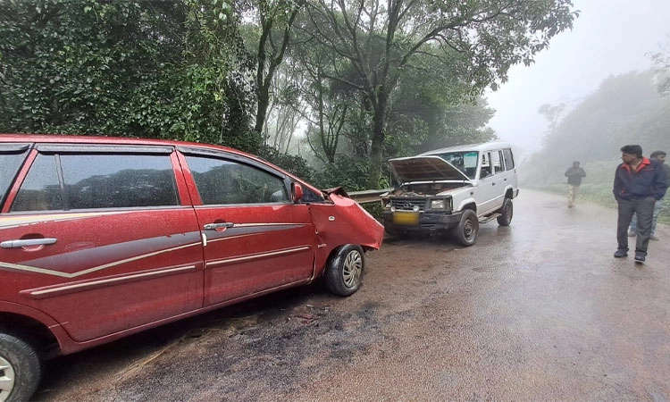 Chikkamagaluru: ಪ್ರವಾಸಿಗರ ಕಾರಿಗೆ ಡಿಕ್ಕಿ ಹೊಡೆದು ದರ್ಪ ಮೆರೆಯುತ್ತಿರುವ ಜೀಪ್‌ ಚಾಲಕರು