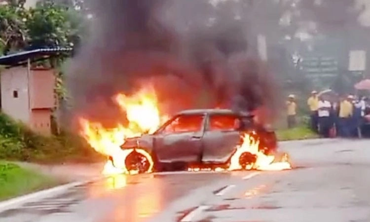 Car Catches Fire: ಮಡಿಕೇರಿ ಬಳಿ ಬೆಂಕಿಗಾಹುತಿಯಾದ ಕಾರು!