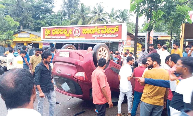 Kundapura ಬೀಜಾಡಿ: ಕಾರು ಪಲ್ಟಿ; ಚಾಲಕ ಪಾರು