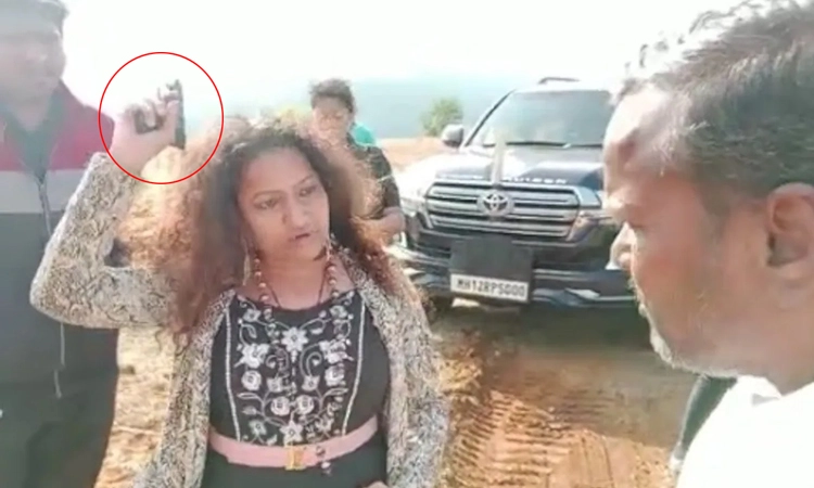 ಕೈಯಲ್ಲಿ ಪಿಸ್ತೂಲ್ ಹಿಡಿದು ಪೂಜಾ ಖೇಡ್ಕರ್ ತಾಯಿ ರೈತರನ್ನು ಬೆದರಿಸುವ ವಿಡಿಯೋ ವೈರಲ್