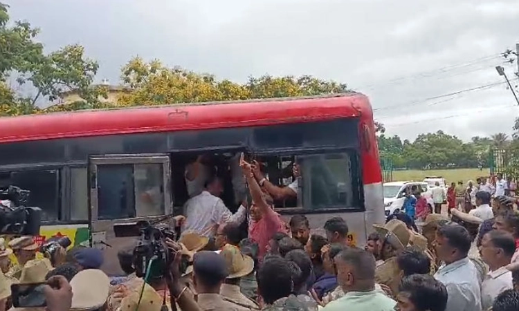Mysore; ಮುಡಾ ಹಗರಣ ವಿರೋಧಿಸಿ ಬಿಜೆಪಿ ಪ್ರತಿಭಟನೆ: ಯದುವೀರ್,ಶ್ರೀವತ್ಸ ಪೊಲೀಸ್ ವಶಕ್ಕೆ