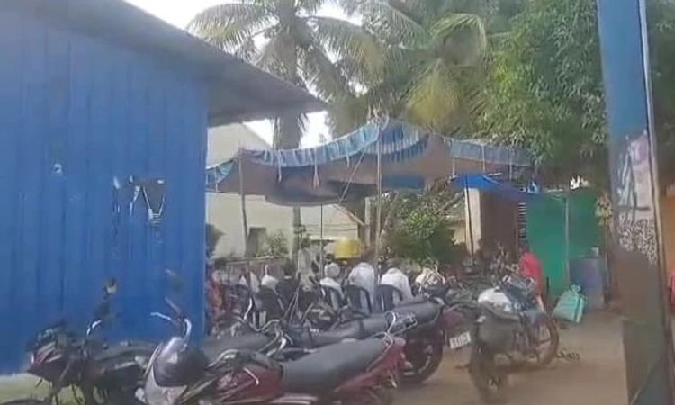 Davanagere; ಒಂದೇ ದಿನ ಒಂದೇ ಗ್ರಾಮದ 8ಜನ ಸಾವು; ಹೂಳಲು ಜಾಗವಿಲ್ಲದೆ ಗ್ರಾಮಸ್ಥರ ಪ್ರತಿಭಟನೆ