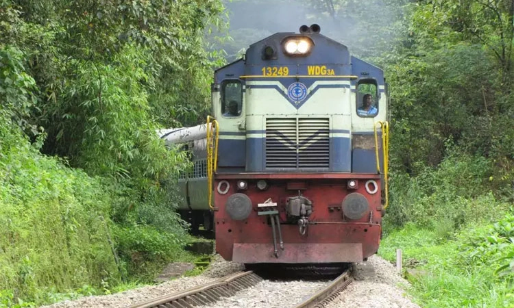 Train ಮಣ್ಣು ಕುಸಿತ: ಇಂದು ಮಂಗಳೂರು – ಮುಂಬಯಿ ರೈಲು ಸೇವೆ ರದ್ದು