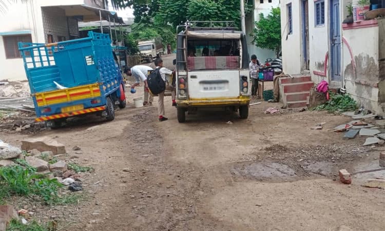 Mudhol ಮಕ್ಕಳ ಸುರಕ್ಷತೆ ಮರೆತ ಶಿಕ್ಷಣ ಸಂಸ್ಥೆಗಳು; ಕಣ್ಮುಚ್ಚಿ ಕುಳಿತ ಅಧಿಕಾರಿ ವರ್ಗ