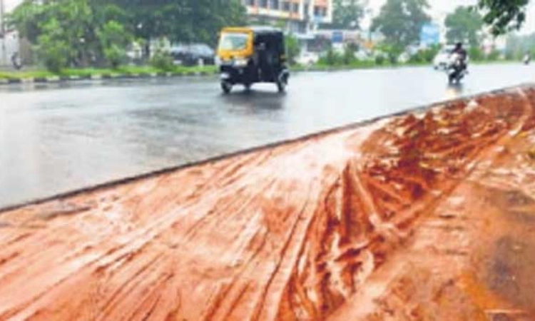 ಬ್ರಹಾವರ: ಹೆದ್ದಾರಿ ಇಕ್ಕೆಲದಲ್ಲಿ ಕೆಸರು ಸಂಕಷ್ಟದಲ್ಲಿ ಜನರು