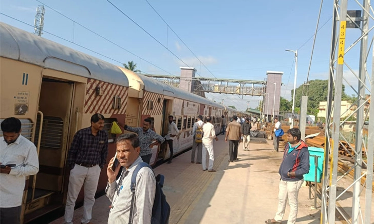 Train;ಬೆಂಗಳೂರು-ಮೈಸೂರು ಮಾರ್ಗದ ಎಲ್ಲಾ ರೈಲುಗಳು ಸ್ಥಗಿತ: ಪ್ರಯಾಣಿಕರಿಗೆ ಅನಾನುಕೂಲ