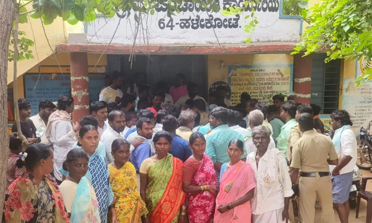 NREGA ಕೂಲಿ ಕೆಲಸಕ್ಕೆ ಆಗ್ರಹಿಸಿ ಗ್ರಾಮ ಪಂಚಾಯತ್ ಕಚೇರಿಗೆ ಮುತ್ತಿಗೆ