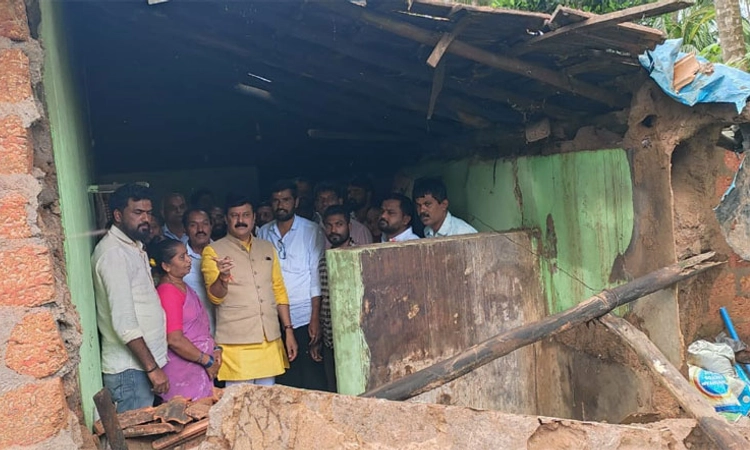 Anandapura ಮಳೆಯಿಂದ ಹಾನಿಗೊಳಗಾದ ಮನೆಗಳಿಗೆ ಶಾಸಕ ಗೋಪಾಲಕೃಷ್ಣ ಬೇಳೂರು ಭೇಟಿ