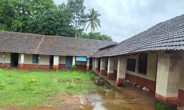 ಕಾಪು-ಮಲ್ಲಾರು ಉರ್ದು ಶಾಲೆಗಳ ಕಟ್ಟಡ ಶಿಥಿಲ; ಕಿಡಿಗೇಡಿಗಳ ಕಾಟ‌