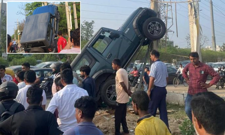Video: ರಸ್ತೆ ಬಿಟ್ಟು ವಿದ್ಯುತ್ ಕಂಬ ಏರಿದ ಥಾರ್..! ಬೆಚ್ಚಿಬಿದ್ದ ಜನ