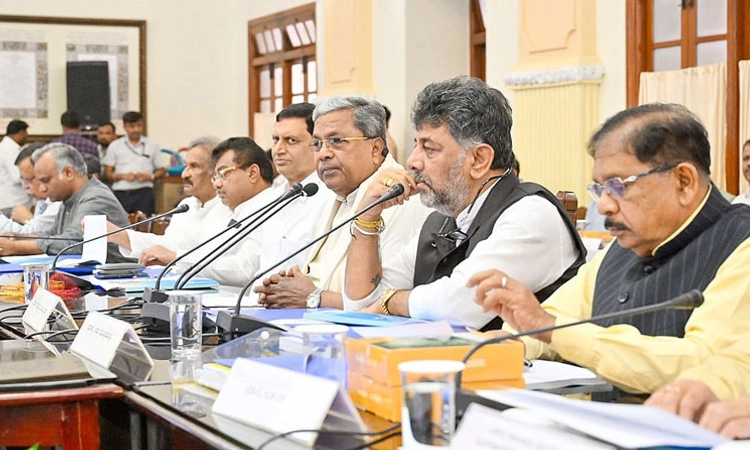 Congress Guranteeಗಳ ಸಮೀಕ್ಷೆ ವೇಗ ಪಡೆಯಲಿ: ಸಿಎಂ ಸಿದ್ದರಾಮಯ್ಯ ಸೂಚನೆ