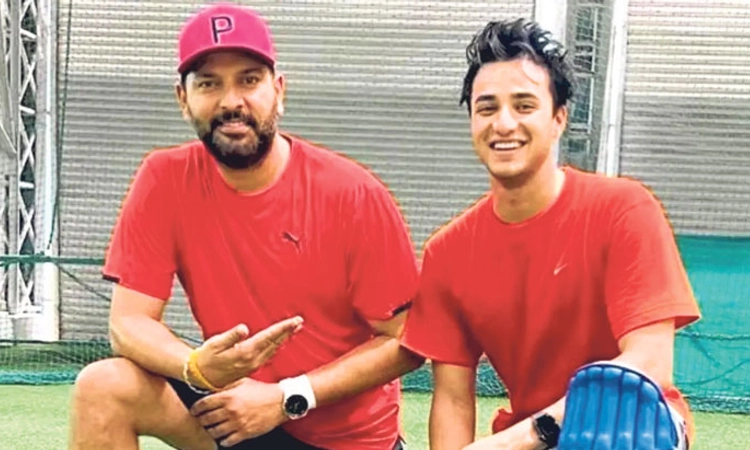 Abhishek Sharma ಸೆಂಚುರಿ ಹೊಡೆದ್ದು ಗಿಲ್‌ ಬ್ಯಾಟ್‌ನಲ್ಲಿ!: ಸಂತಸಪಟ್ಟ ಯುವಿ
