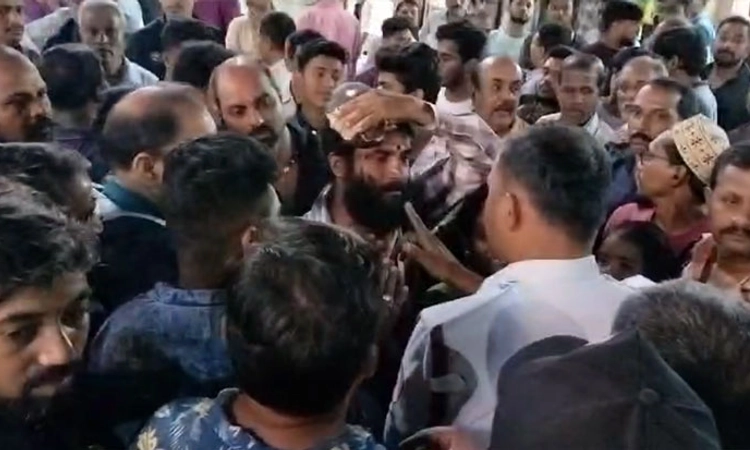 Shivamogga; ತಳ್ಳುವ ಗಾಡಿಯವನ ಮೇಲೆ ಪೊಲೀಸ್ ಹಲ್ಲೆ ಆರೋಪ: ವರ್ತಕರ ಆಕ್ರೋಶ