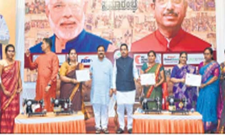 ಹುಬ್ಬಳ್ಳಿ: ಗಾರ್ಮೆಂಟ್‌ನಲ್ಲಿ ತೆರೆದುಕೊಳ್ಳುತ್ತಿವೆ ದೊಡ್ಡ ಅವಕಾಶಗಳು-ಜೋಶಿ