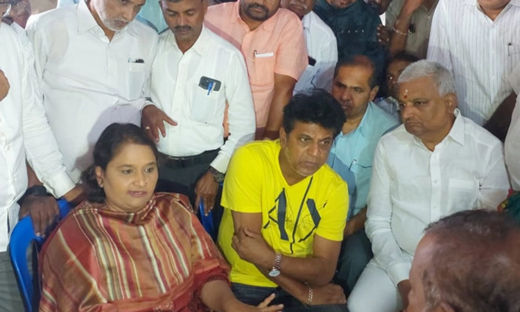 Shimoga; ಎಮ್ಮೆಹಟ್ಟಿ ಗ್ರಾಮಕ್ಕೆ ಭೇಟಿ ನೀಡಿದ ಶಿವಣ್ಣ; ತಲಾ 1 ಲಕ್ಷ ಪರಿಹಾರ ನೀಡಿದ ದಂಪತಿ