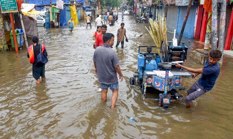 Rain; ಮಳೆಯಬ್ಬರಕ್ಕೆ ಹಲವು ರಾಜ್ಯಗಳು ಹೈರಾಣ: ಜನಜೀವನ ಅಸ್ತವ್ಯಸ್ತ