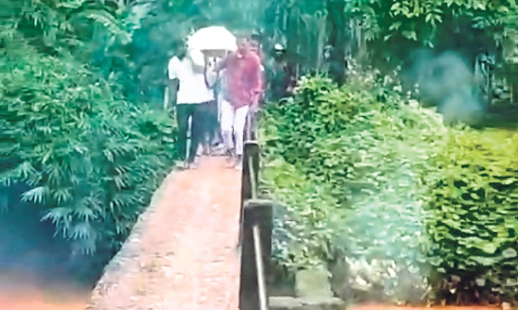 Punjalakatte ಕಾಜಲ-ಬೆಂಚಿನಡ್ಕ ಕಾಲ್ನಡಿಗೆಯಲ್ಲೇ ಮೃತದೇಹ ಸಾಗಾಟ