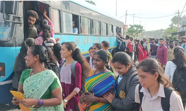 Koratagere; ಬಸ್ ಗಳ ಸಮಸ್ಯೆ: ಅಳಲು ತೋಡಿಕೊಂಡ ವಿದ್ಯಾರ್ಥಿಗಳು