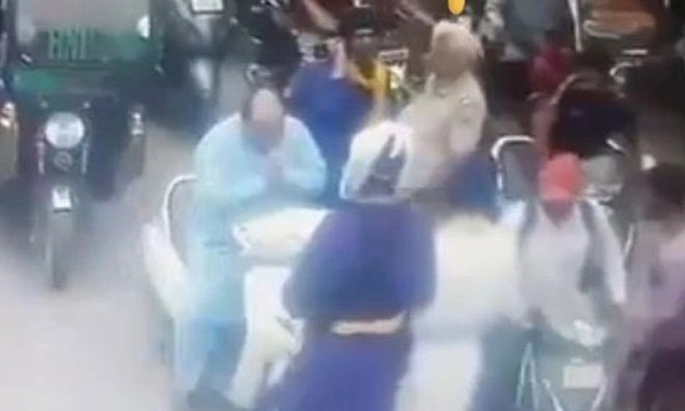 Ludhiana;ಶಿವಸೇನಾ ನಾಯಕನ ಮೇಲೆ ಹಾಡಹಗಲೇ ನಡುರಸ್ತೆಯಲ್ಲಿ ನಿಹಾಂಗ್ ಸಿಖ್ಖರಿಂದ ದಾಳಿ| Video