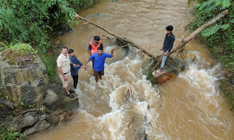 Hosanagar; ವಿಪರೀತ ಮಳೆ: ಕಾಲುಸಂಕ ದಾಟುವಾಗ ನೀರಲ್ಲಿ ಕೊಚ್ಚಿ ಹೋಗಿ ಮಹಿಳೆ ಸಾವು