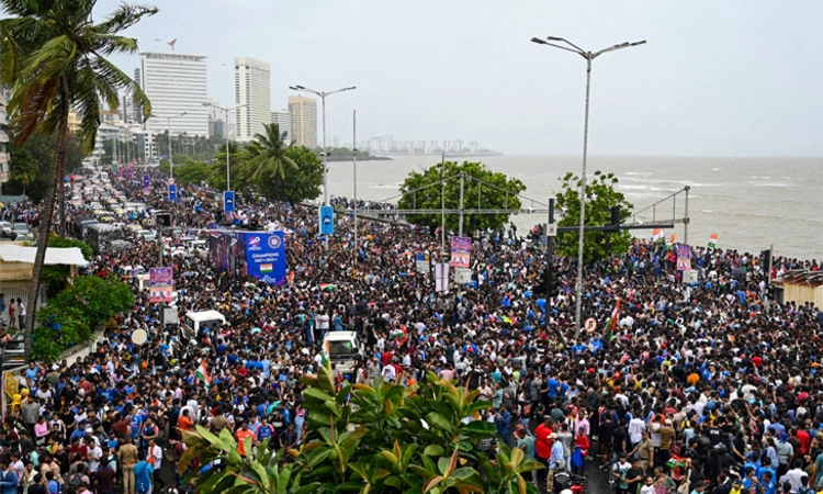 Victory parade; ಮುಂಬೈ ನಲ್ಲಿ T20 ಚಾಂಪಿಯನ್ನರಿಗೆ ಸಂಭ್ರಮೋಲ್ಲಾಸದ ಸ್ವಾಗತ