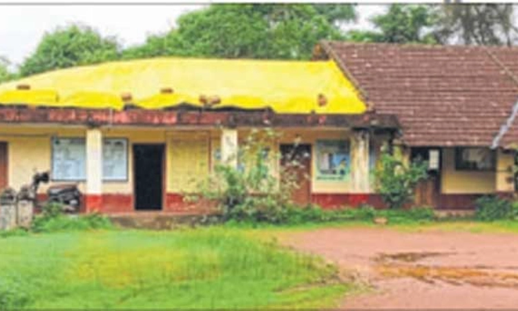 ಎಕ್ಕಾರು ಪಂಚಾಯತ್‌ ಸ್ಥಿತಿ ; ಗ್ರಾಪಂ ಕಟ್ಟಡವೇ ಸೋರಿಕೆ, ಪ್ಲಾಸಿಕ್‌ ಹೊದಿಕೆ!