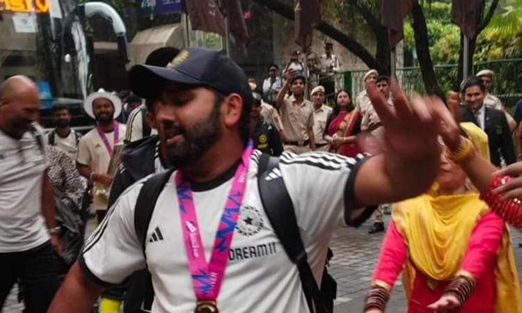 Team India; ತಾಯ್ನಾಡಿಗೆ ಕಾಲಿಟ್ಟ ಖುಷಿಯಲ್ಲಿ ಕುಣಿದಾಡಿದ ನಾಯಕ ರೋಹಿತ್ ಶರ್ಮಾ