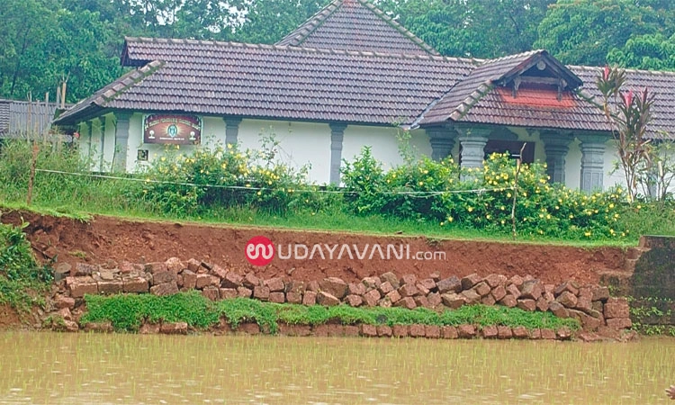 Belthangady: ಉತ್ತಮ ಮಳೆ; ತೆಂಕಾರಂದೂರು ದೇವಸ್ಥಾನದ ಆವರಣದ ತಡೆ ಗೋಡೆ ಕುಸಿತ