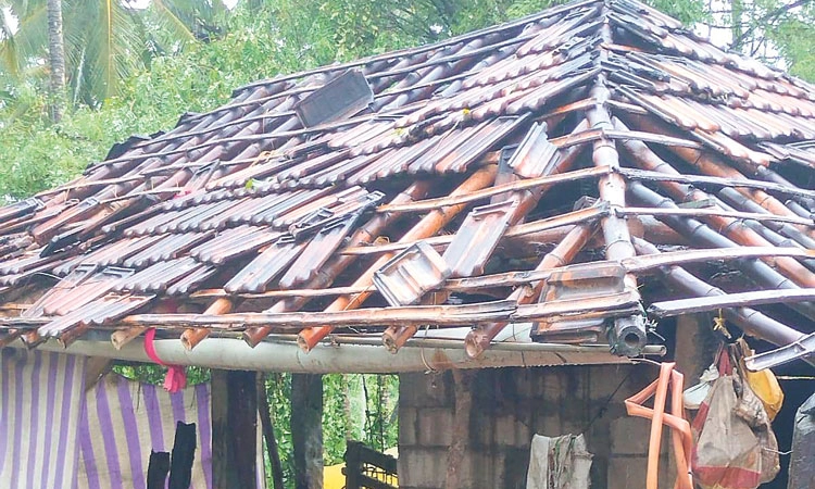 Brahmavar ಕುರ್ಪಾಡಿ;  ಸುಂಟರ ಗಾಳಿ: 36 ಮನೆಗಳಿಗೆ ಹಾನಿ
